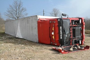 Şiddetli Fırtına Tır Devirdi