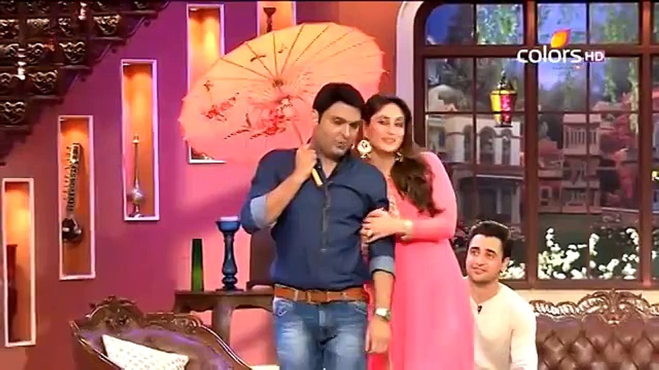 Raj Kapoor and Nargis umbrella scene (1)