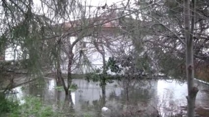 Tải video: Edremit Körfezi'nde Lodos, Yazlık Konutları Sular Altında Bıraktı