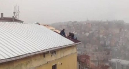 Lodosta çatı tamiri yürekleri ağza getirdi