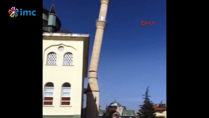 Rüzgar cami minaresini devirdi