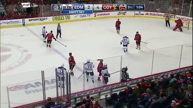 Un arbitre se prend une crosse de hockey