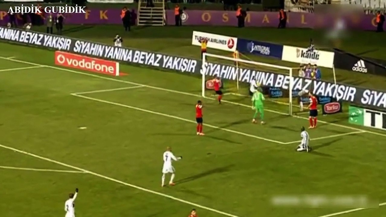 Le but très chanceux de Demba Ba (Besiktas vs. Mersin Idmanyurdu)