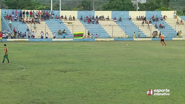 Após chute de fora da área, Flauber faz uma defesa espetacular!
