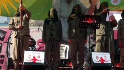 "Öcalan'a Özgürlük" Mitinginde Yüzleri Kapalı Grup Sahneye Çıktı