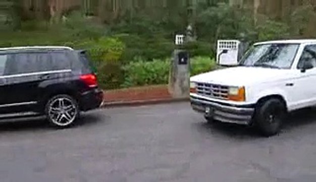 Evander Holyfield shows angry driver why road rage is a bad idea.3gp