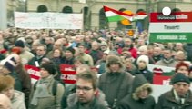 Hongrie : Merkel attendue comme le messie par des manifestants anti-Orban