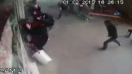 Çatı Otobüs Durağına Düştü