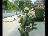 Des soldats australiens presque écrasés par un véhicule de l'armée qui fait marche arrière