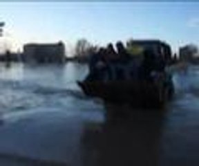 Nehir taştı, mesailerine kepçeyle gittiler