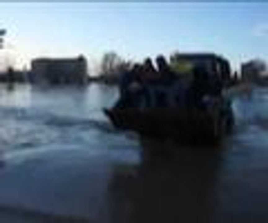 Nehir taştı, mesailerine kepçeyle gittiler