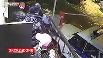 Rus polisi hançerle saldıran bir kişiyi tabancayla öldürdü