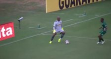 Le gardien brésilien Jefferson se prend pour Manuel Neuer et dribble l'attaquant adverse