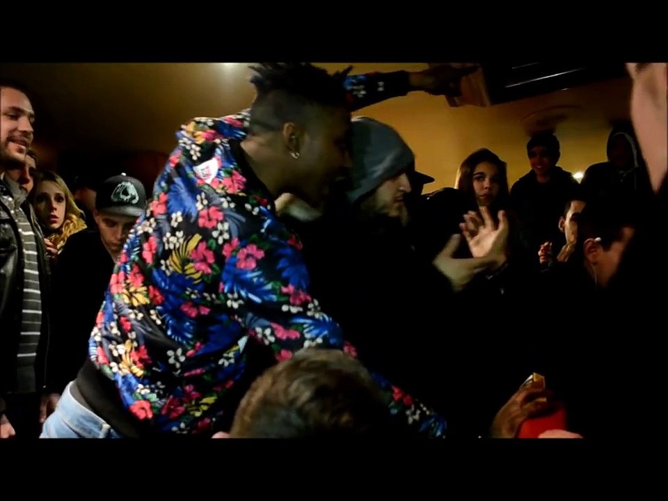 Guizmo crache sur un spectateur qui l'embrouille à Rouen