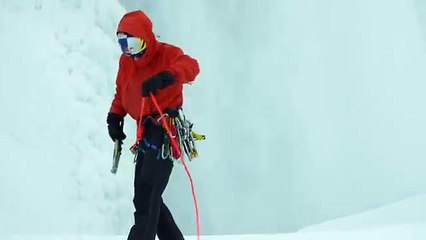 Un Canadien devient le premier homme de l’histoire à escalader les chutes Niagara!
