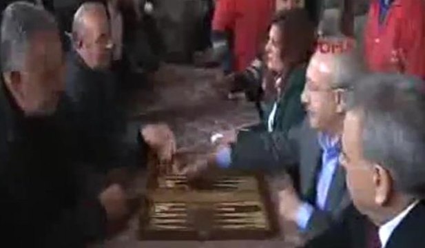 Kılıçdaroğlu, kahvehanede tavla oynadı
