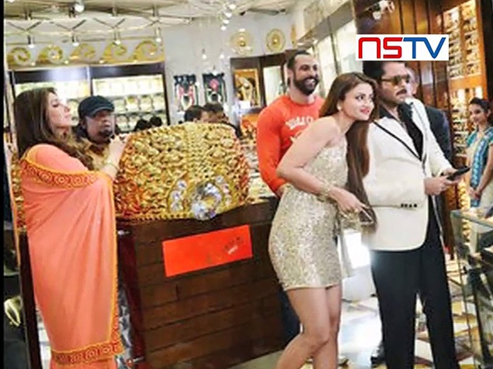 Check out 64 Kgs gold ring in Anil Kapoor's Welcome Back!