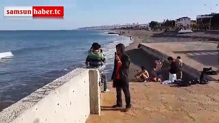 Samsun'da kışın ortasında denize girdiler