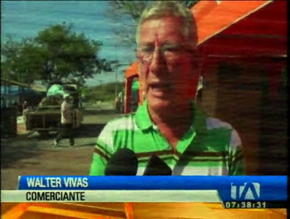 Autoridades gestionan desembarque de productos de barco encallado en Galápagos