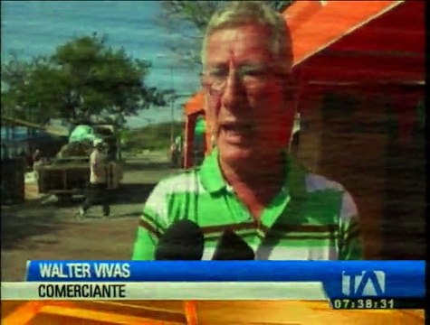 Autoridades gestionan desembarque de productos de barco encallado en Galápagos