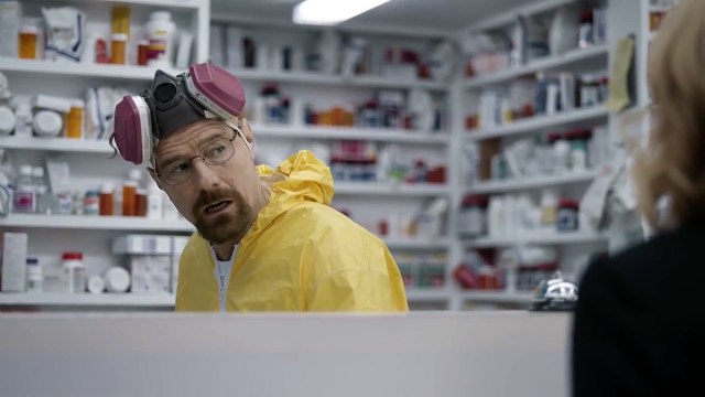 Walter White joue le pharmacien dans une pub du Super Bowl