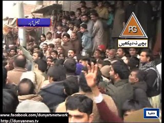 Dunya News - Faisalabad: Public tortures, kills three dacoits