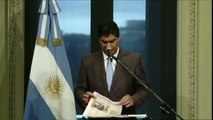 Argentina: jefe de Gabinete rompe páginas de diario 