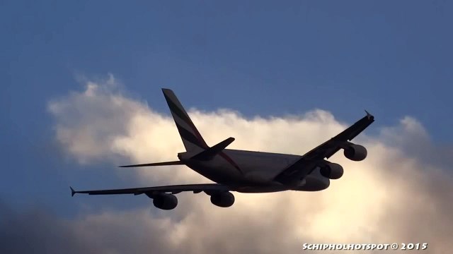 Un avion de ligne A380 forme des vortex à travers un gros nuage