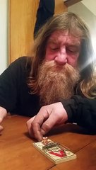 Il joue bourré au jenga avec une tapette à souris