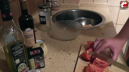 Ensalada fría de garbanzos con tomate y cebolla