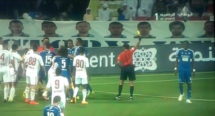 Ibrahima Touré prend un carton jaune pour avoir fait le piquet en plein match