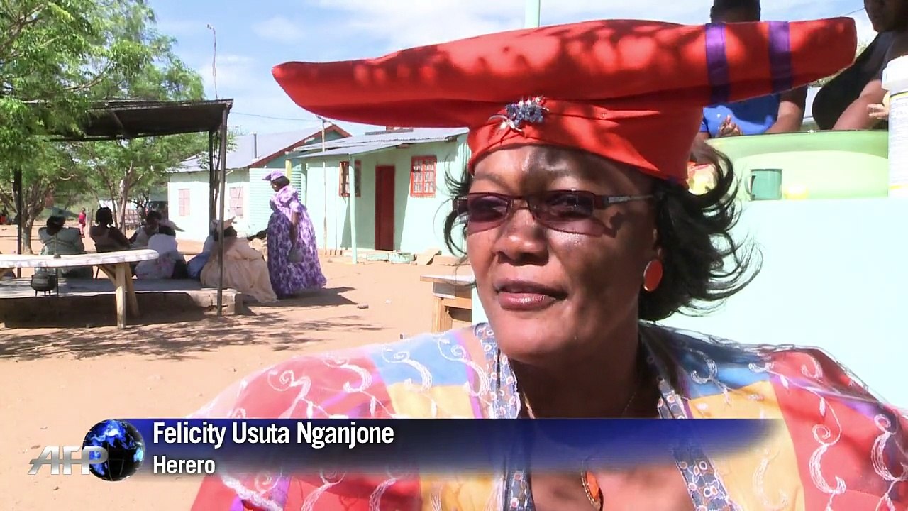 Herero-Frauen pflegen alte Kleidungs-Traditionen