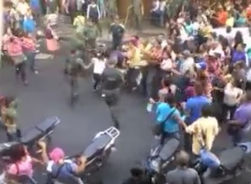 Agreden a personas que protestan en las colas en Acarigua