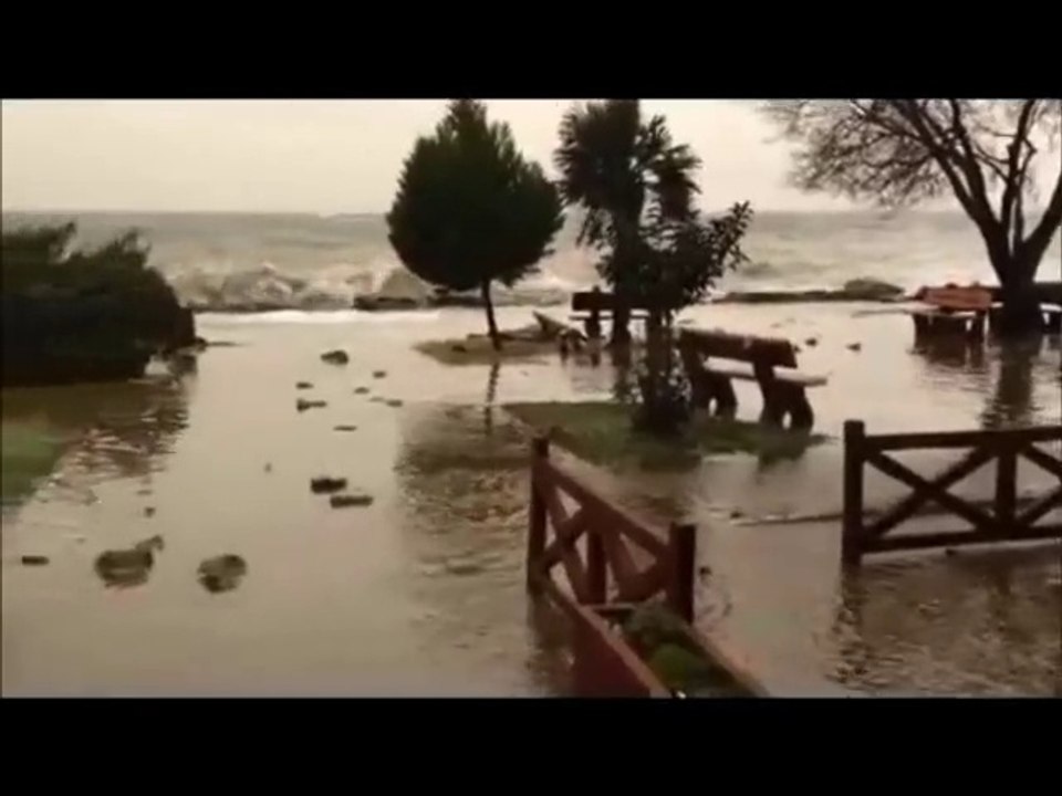 ARMUTLU İLÇESİNİN FELAKET GÜNÜ: DENİZ TAŞTI,YOLLAR ÇÖKTÜ