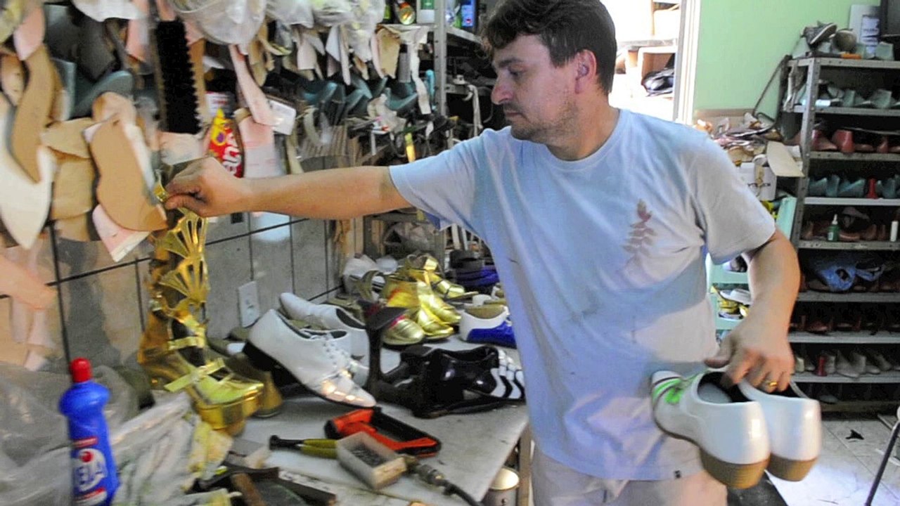 Veja como é feito os sapatos de carnaval