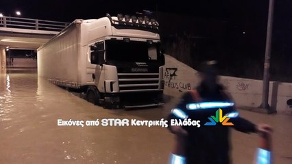 Νταλίκα βούλιαξε κάτω απο τη γέφυρα της Ανθήλης