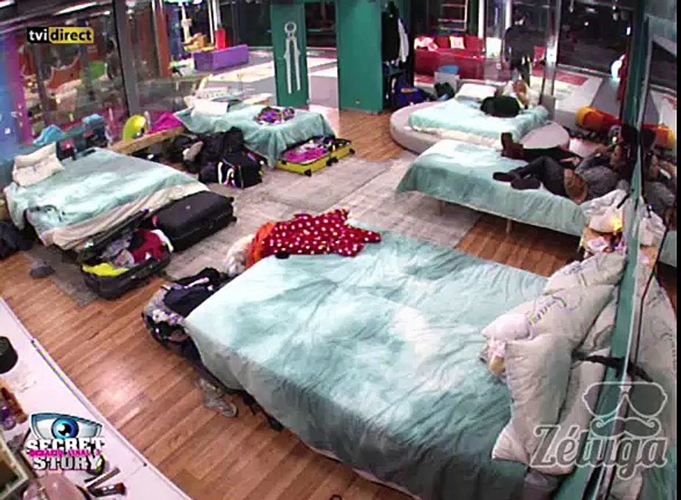 Paulo toma banho quasenu e as raparigas deliram com a excitação