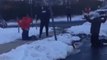Un policier de NY sort son arme pour stopper une bataille de boule de neige : bavure!