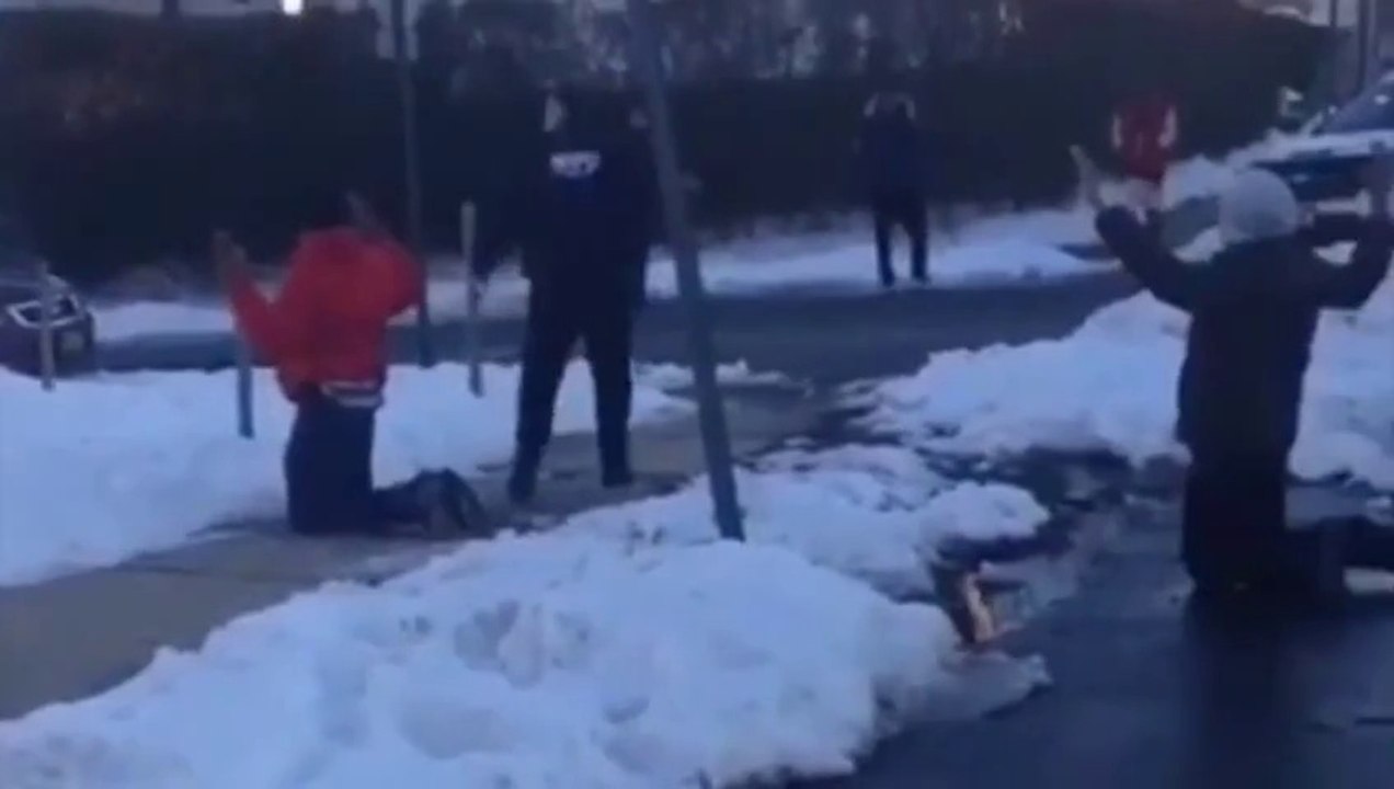 Un policier de NY sort son arme pour stopper une bataille de boule de neige : bavure!