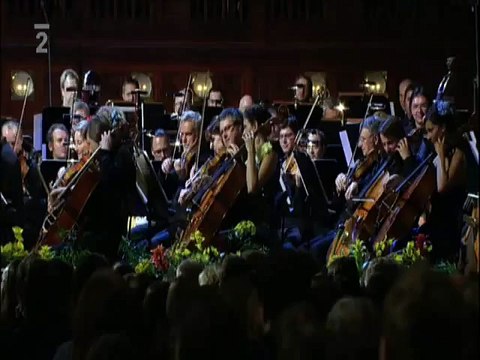 Un chef d'orchestre reprend la musique de Ghostbusters et fait chanter le public