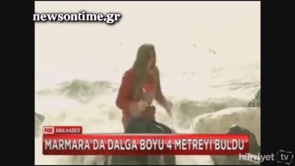 newsontime.gr - Δημοσιογράφος γίνετε μούσκεμα εν ώρα υπηρεσίας