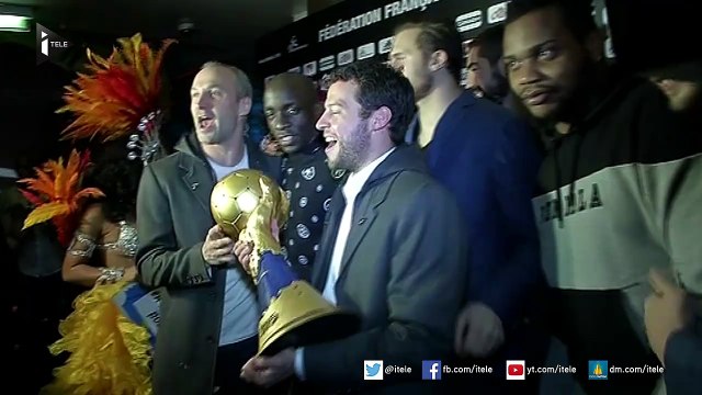 Les Experts fêtent leur victoire au VIP room