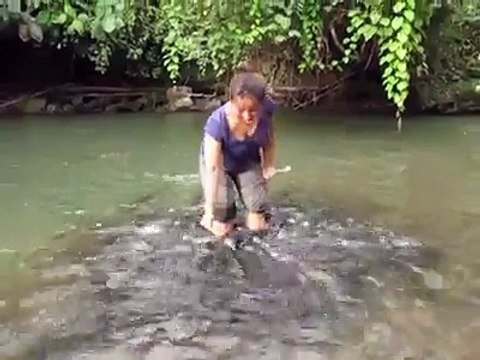 Yok Böyle Balık Yemleme Olayı - Bizim Balıklar Bu Balıklar Gibi Aç Değil Demek ki