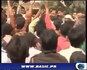 PM Nawaz Sharif Beaten by Crowd in Lahore
