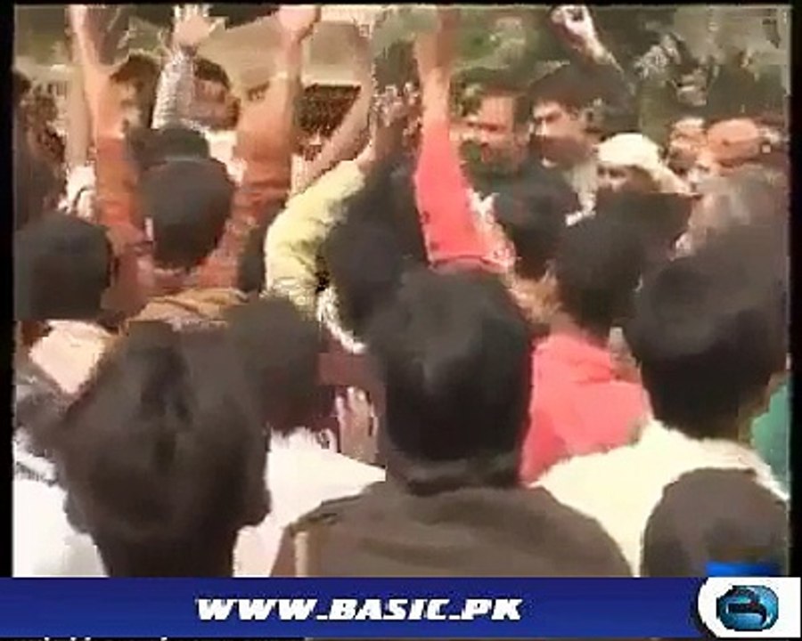 PM Nawaz Sharif Beaten by Crowd in Lahore
