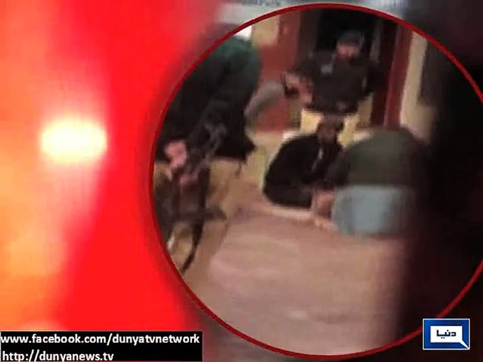 Dunya News  - Ferozwala: Police violently beat accused robbers
