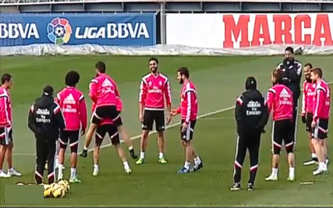 Isco pulls off a no-look nutmeg on Dani Carvaja...
