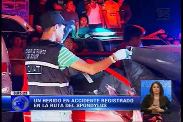 Conductor queda atrapado dentro de su automóvil en accidente en ruta del Spóndylus