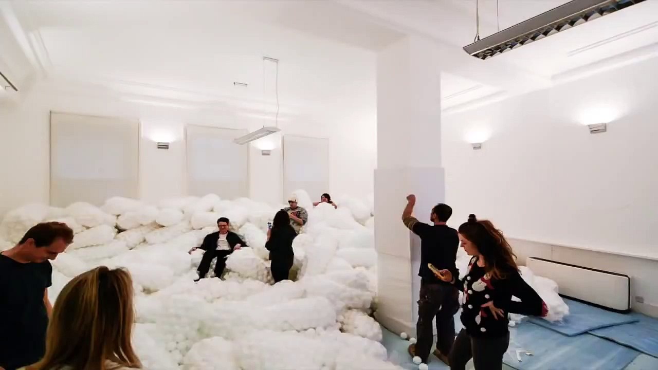 Une piscine à balles géantes dans une agence de design