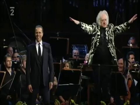 Un chef orchestre met l'ambiance pendant la musique de SOS Fantômes